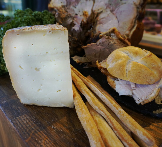 Knusprige Porchetta, dazu würziger Pecorino und hausgemachte Grissini: Ein wahrlich italienischer Genuss.