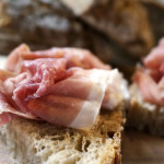 Knuspriges Bauernbrot mit zartem Prosciutto
