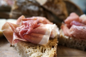 Knuspriges Bauernbrot mit zartem Prosciutto