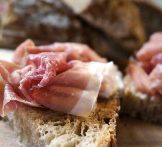 Knuspriges Bauernbrot mit zartem Prosciutto