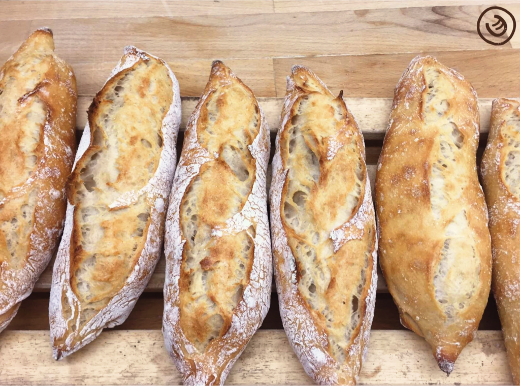 Das knusprige Demi-Baguette können Sie vor allen anderen bei uns am Naschmarkt probieren!